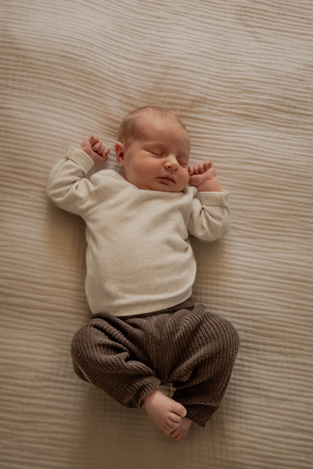 Pasgeboren baby op een deken