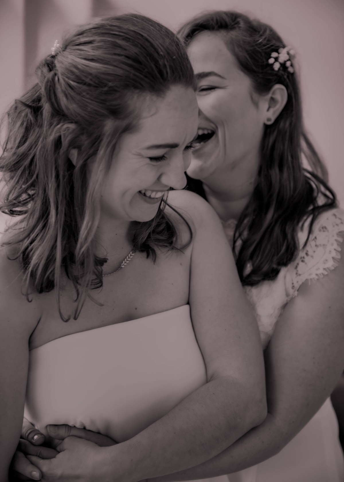 Twee bruiden lachen samen
