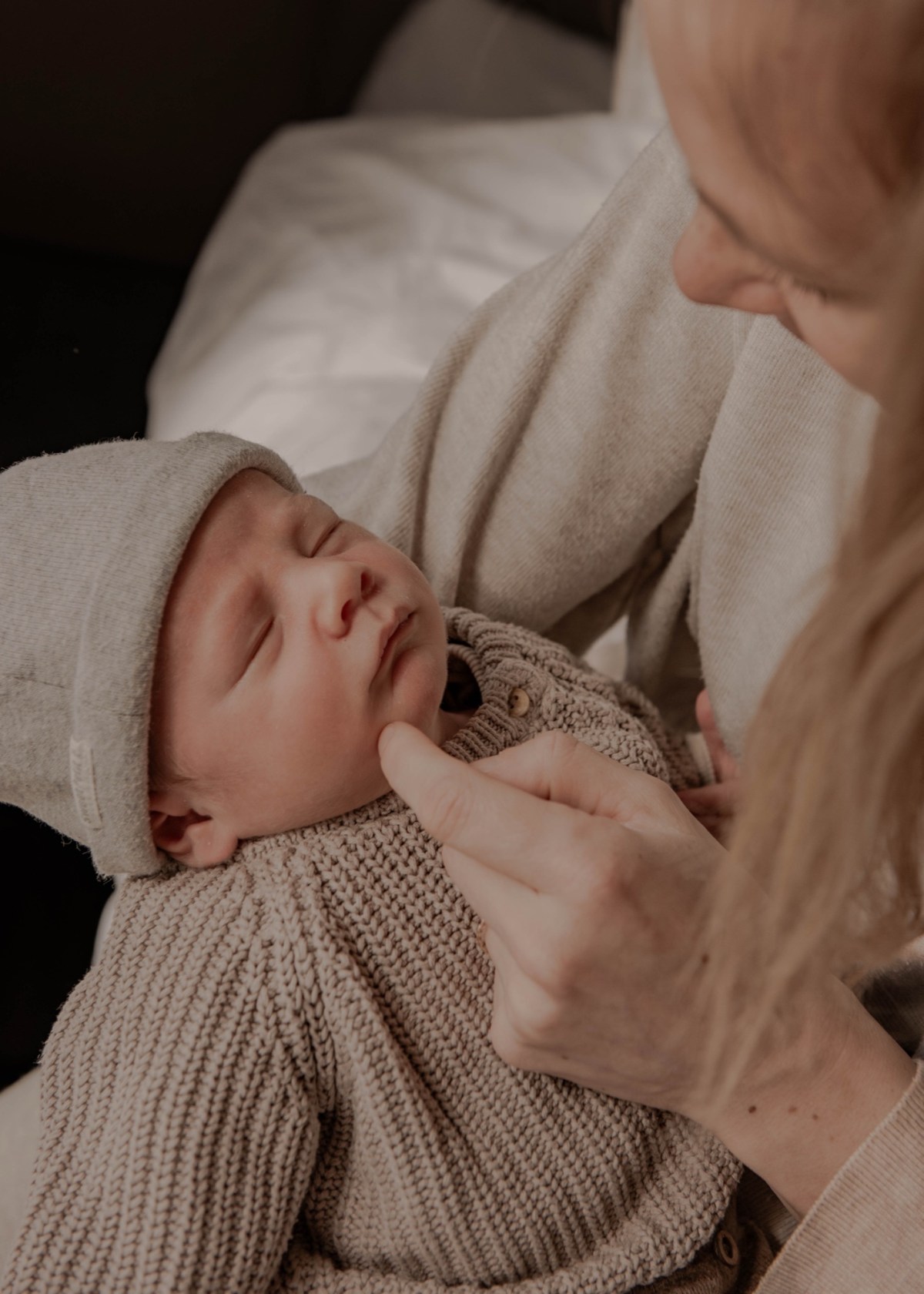Baby in de armen van een ouder