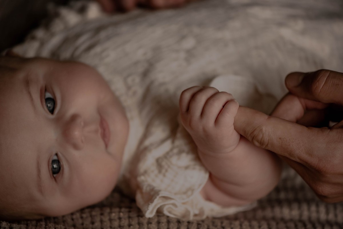 Baby kijkt in de camera