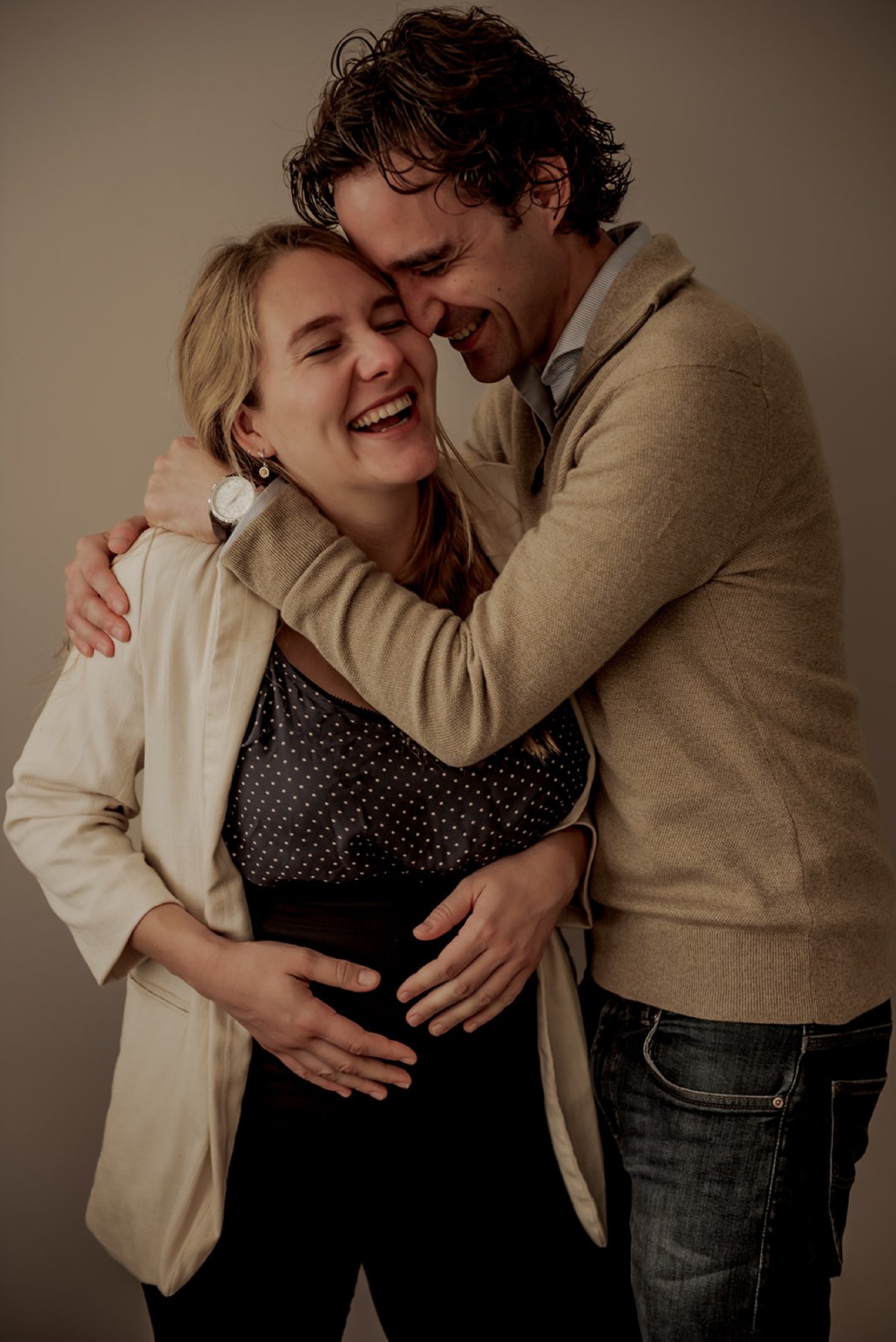 Aanstaande ouders lachen samen