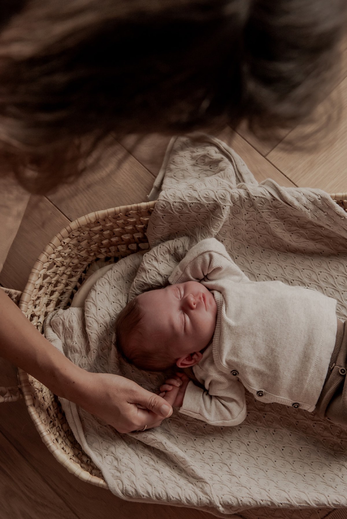Baby in een mandje
