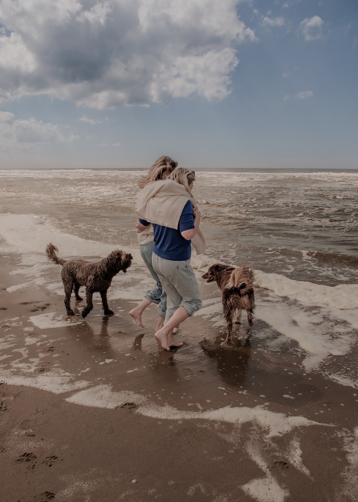 Gezin speelt aan het strand